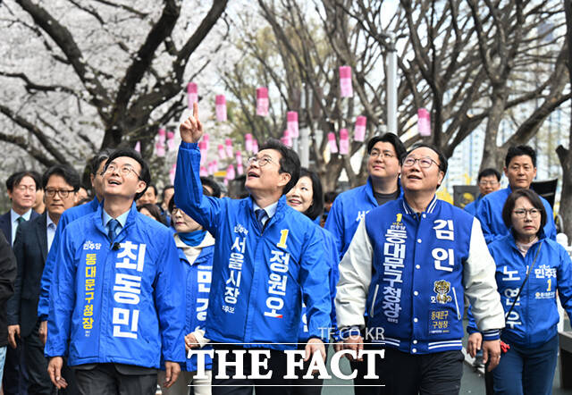 정원오 더불어민주당 서울시장 예비후보가 31일 서울 동대문구 벚꽃길 일대를 찾아 시민들과 기념촬영하고 있다. /이새롬 기자