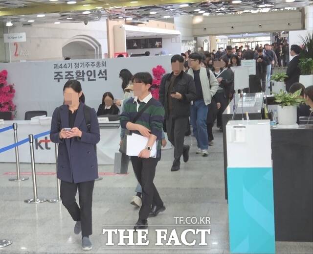 31일 서울 서초구 태봉로 KT연구개발센터에서 열린 KT 제44기 정기 주주총회에 참석한 주주들이 행사 후 주총장을 나서고 있다. /우지수 기자