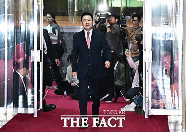 장동혁 국민의힘 대표가 지난달 31일 오전 서울 여의도 국회에서 우원식 국회의장과 개헌과 관련 논의를 하기 위해 의장실로 들어서는 모습. /배정한 기자