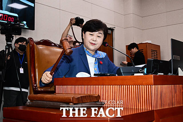 서영교 국조특위 위원장이 31일 오전 서울 여의도 국회에서 열린 윤석열 정권 정치검찰 조작기소 의혹 사건 진상규명 국정조사특별위원회에 참석해 안건을 상정하고 있다. /국회=배정한 기자