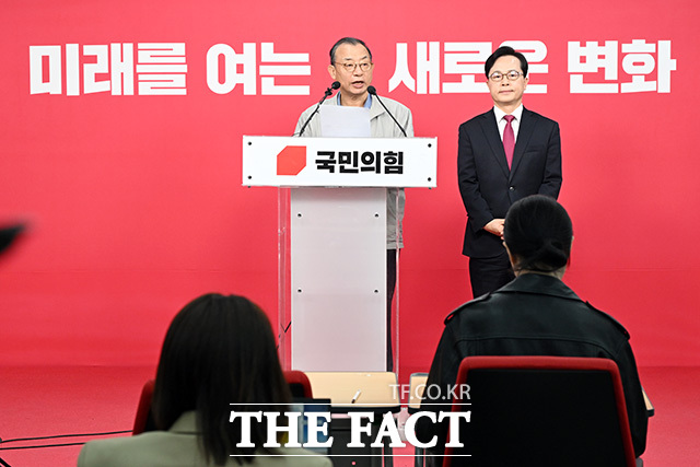 50만 이상 도시 경선 결과 발표한 뒤 이동하는 이 위원장.