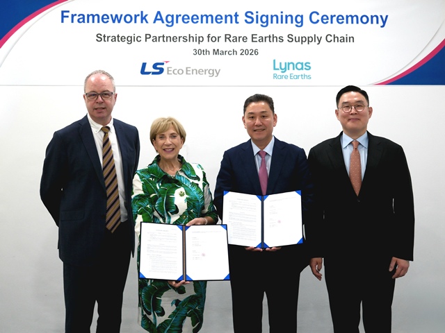 30일 LS전선 싱가포르지사에서 열린 희토류 공급망 구축 관련 협약식에서 (오른쪽부터) 구본규 LS전선 대표, 이상호 LS에코에너지 대표, 아만다 라카즈 라이너스 대표, 크리스 제니 라이너스 영업·시장개발부문 부사장이 기념 촬영을 하고 있다. /LS에코에너지