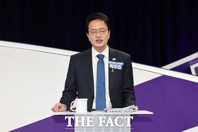 더불어민주당 정원오(왼쪽부터), 전현희, 박주민 서울시장 예비후보가 31일 서울 마포구 상암동 MBC 신사옥에서 열린 더불어민주당 서울시장 후보자 본경선 합동토론회에서 기념촬영하고 있다. /국회사진기자단