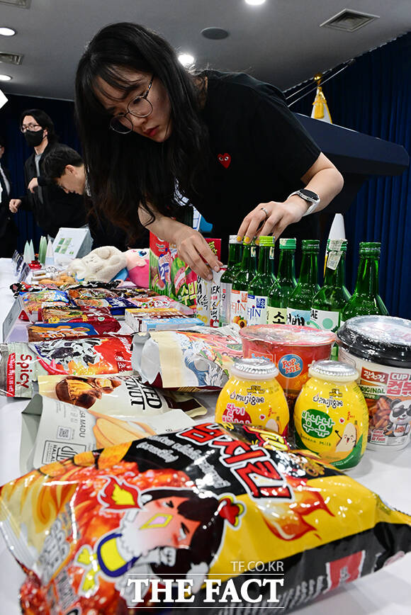 지식재산처 'K-브랜드 정부 인증제도' 브리핑이 31일 오후 서울 종로구 정부서울청사 브리핑실에서 열린 가운데 관계자가 K-브랜드 제품과 위조 상품을 비교하고 있다. /임영무 기자