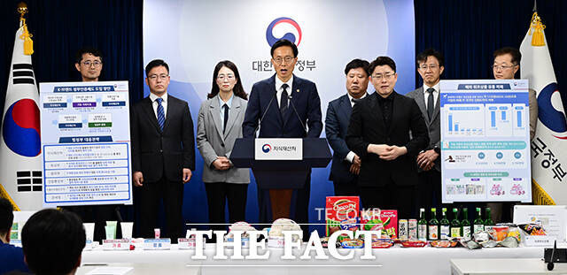 김용선 지식재산처 처장(가운데)이 31일 오후 서울 종로구 정부서울청사에서 'K-브랜드 정부 인증제도' 도입 방안을 발표하고 있다. /임영무 기자