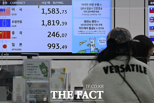 한 관광객이 환전을 하고 있다.