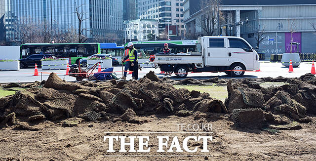 완연한 봄날씨를 되찾은 31일 오전 서울 종로구 광화문광장에는 BTS 컴백 공연 후 원상복구 작업을 겸한 봄맞이 잔디 교체 작업이 진행되고 있다. /임영무 기자