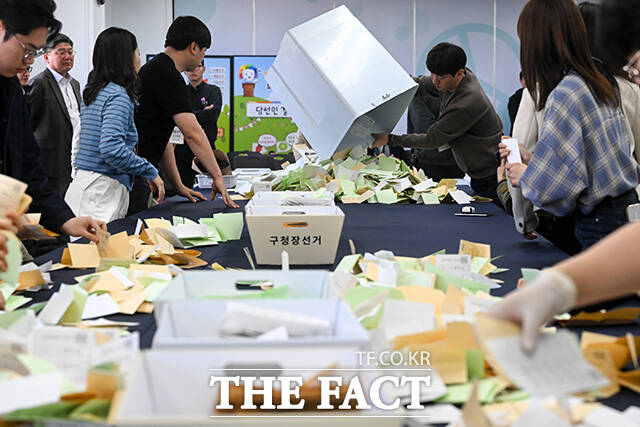 서울특별시선거관리위원회가 제9회 전국동시지방선거를 앞두고 31일 오전 서울 종로구 서울시선관위 대회의실에서 모의 개표 실습을 하고 있다. /서예원 기자