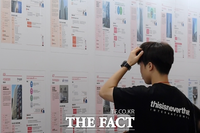 1일 정치권에 따르면 지난 3월 30일 국회 법제사법위원회는 내년부터 18세 이상 27세 미만 국민이 국민연금공단에 연금보험료 지원을 신청한 경우에 한해 국가가 1회 연금보험료를 지원하거나 1개월을 가입기간에 추가 산입하는 국민연금법 개정안을 처리했다. 본회의만 남겨뒀다. 사진은 2019년 8월 27일 서울 중구 동대문디자인플라자(DDP)에서 열린 '2019 금융권 공동채용박림회'에서 청년 구직자가 채용게시판을 살펴보는 모습. /더팩트