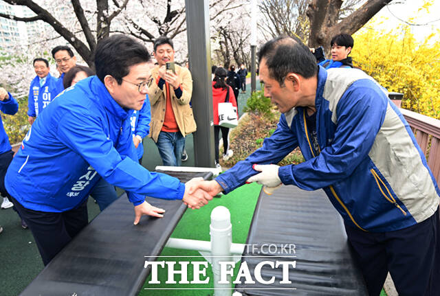 정원오 더불어민주당 서울시장 예비후보가 31일 서울 동대문구 벚꽃길 일대를 찾아 시민들과 기념촬영하고 있다. /이새롬 기자