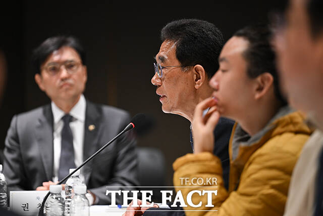 '일하는 사람 권리 기본법' 입번 반대 의견을 가진 참석자들이 손팻말을 들고 있다.