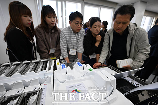 서울특별시선거관리위원회가 제9회 전국동시지방선거를 앞두고 31일 오전 서울 종로구 서울시선관위 대회의실에서 모의 개표 실습을 하고 있다. /서예원 기자