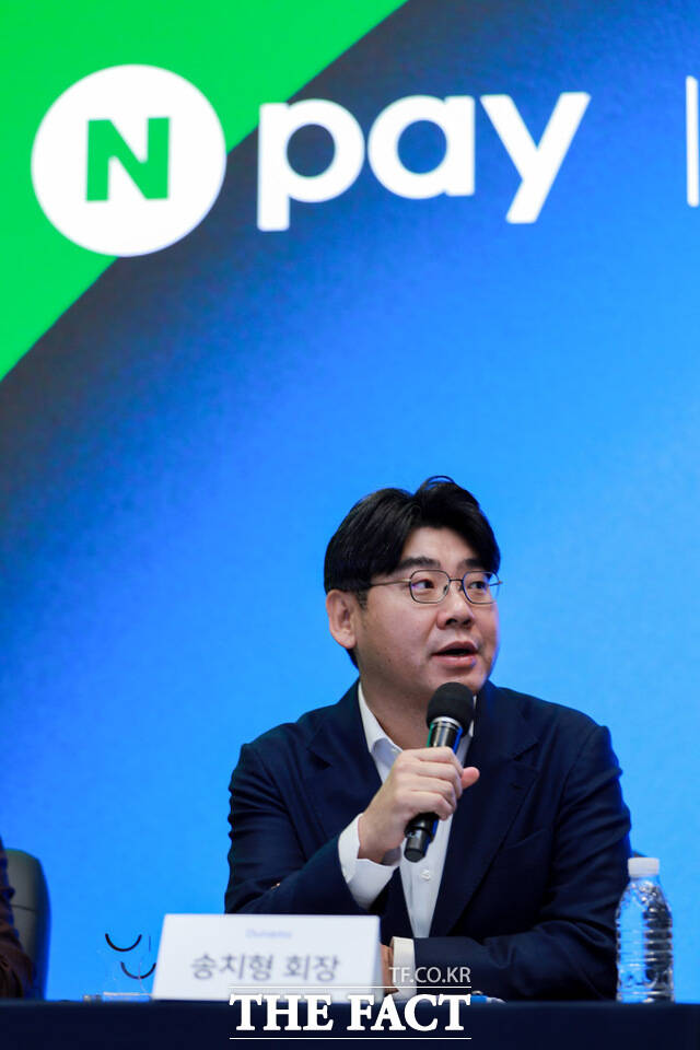 두나무의 지난해 실적이 감소했음에도 고액 보수 기조를 유지한 가운데, 송치형 두나무 회장이 약 60억원에 육박하는 보수를 수령한 것으로 나타났다. /두나무