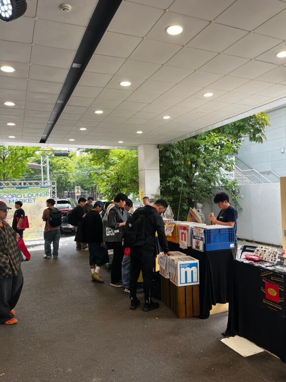 LP 플리마켓인 '레코드 라운지 마켓'을 이용하는 사람들의 모습. 국내에서 LP를 소비하는 인구는 꾸준히 늘고 있다./엠피엠지뮤직