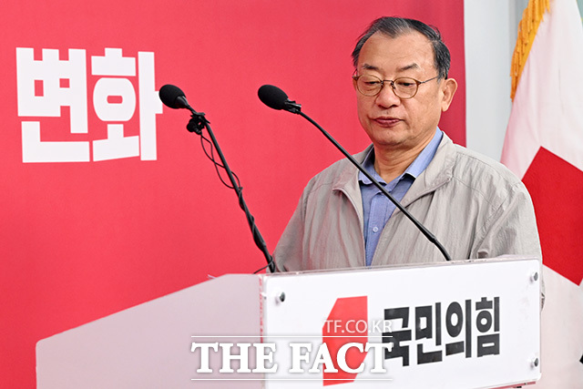 50만 이상 도시 경선 결과 발표한 뒤 이동하는 이 위원장.