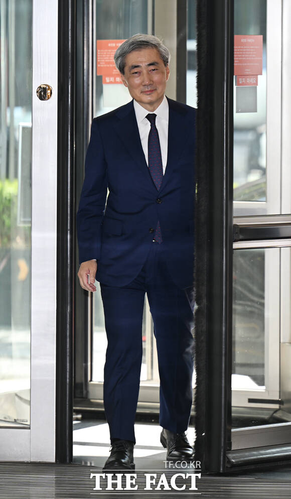 신현송 한국은행 총재 후보자가 31일 오전 서울 중구 한화금융플라자에 마련된 인사청문회 준비 사무실에 들어서며 취재진 질의에 답하고 있다.