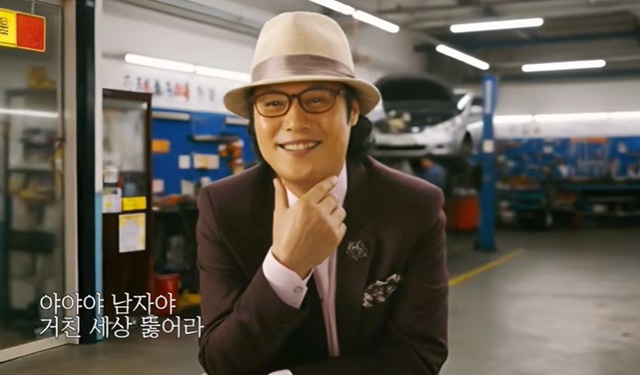 가수 소명이 신곡 '야야야'를 통해 또 한 번 대중과의 강력한 교감에 나섰다. 약 2년여의 준비 기간을 거쳐 완성된 이번 싱글은 그의 대표곡 '빠이빠이야'를 넘어서는 것을 목표로 기획된 야심작이다. /소명유튜브