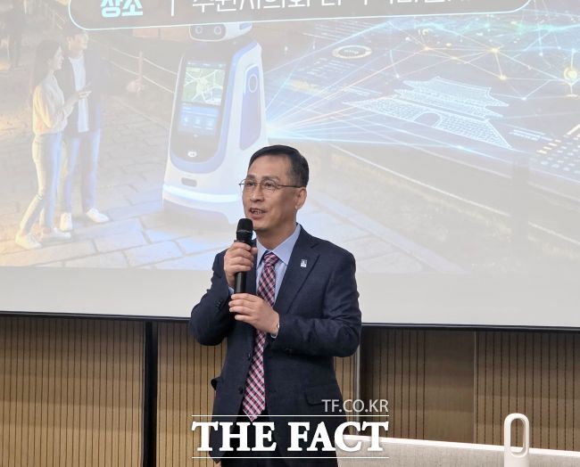 오민범 수원시 AI스마트정책국장이 인공지능 기본사회 실현 계획을 발표하고 있다. /박아론 기자