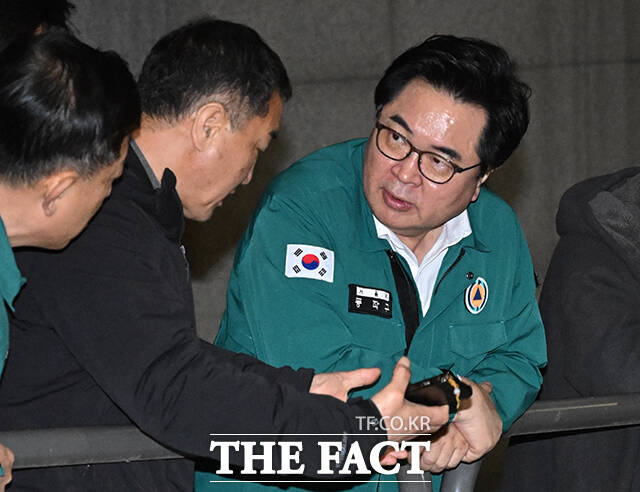 박일하 동작구청장(왼쪽)이 31일 오후 서울 동작구 여의대방로 36길 일대에서 발생한 노후상수도관 파손 사고 현장을 살펴보고 있다. /박헌우 기자