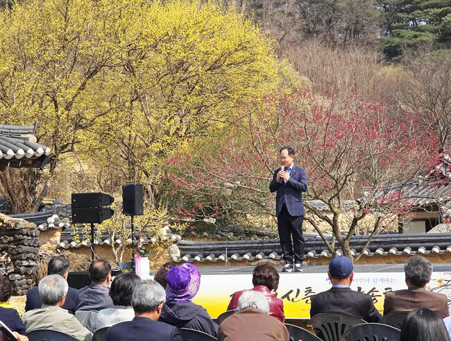 임종득 국회의원이 시인 정지상의 송인을 낭독하고 있다. /임종득의원 페이스북 갈무리