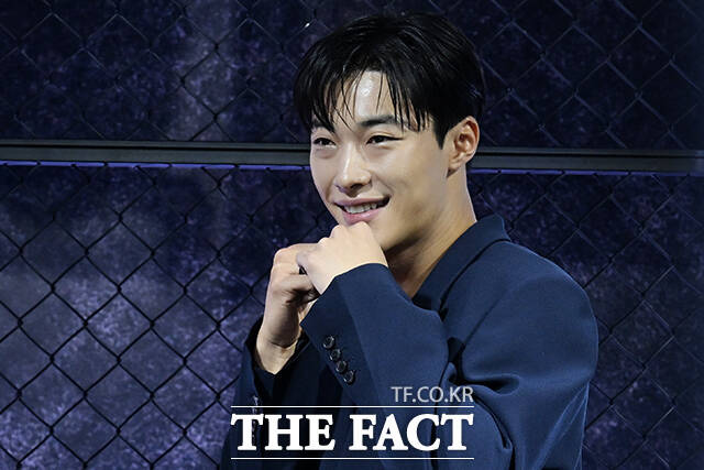 배우 정지훈과 우도환, 김주환 감독, 배우 이상이(왼쪽부터)가 31일 오전 서울 중구 앰버서더 서울 풀만 호텔에서 열린 넷플릭스 새 시리즈 ‘사냥개들’ 시즌2 제작발표회에 참석해 포즈를 취하고 있다. /김성렬 기자