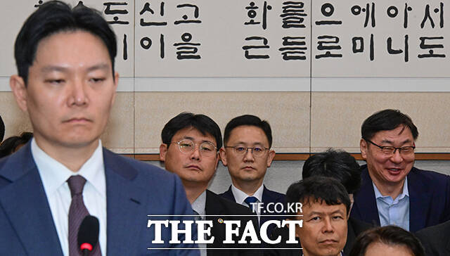 2025년 10월 14일 오후 서울 여의도 국회 법제사법위원회에서 열린 법무부 등에 대한 국정감사에 이화영 전 경기도 평화부지사가 증인 출석해 박상용 법무연수원 교수에 대한 질의를 들으며 웃고 있다. /국회=남윤호 기자