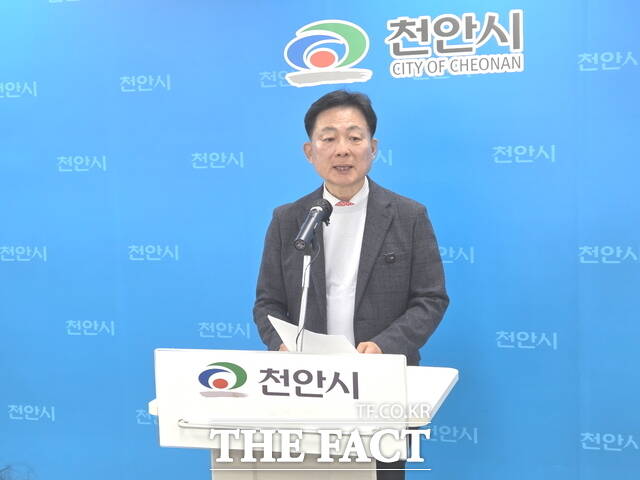 박찬우 천안시장 예비후보가 31일 기자회견을 열고 아이 키우기 좋은 도시 공약을 발표하고 있다. /정효기 기자