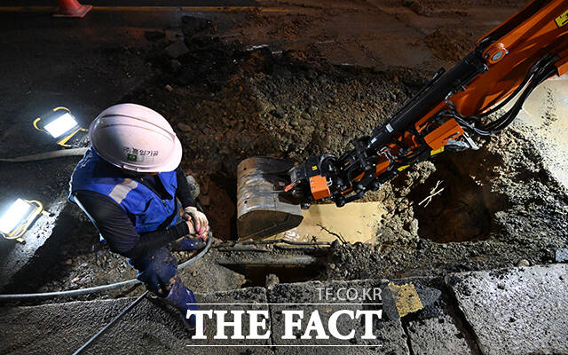 31일 오후 서울 동작구 여의대방로 36길 일대 도로에 노후상수도관 파손으로 누수가 발생해 관계자들이 복구 작업을 진행하고 있다. /박헌우 기자