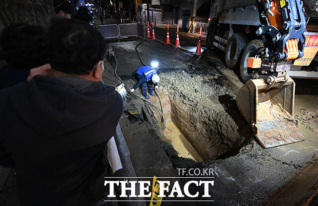 31일 오후 서울 동작구 여의대방로 36길 일대 도로에 노후상수도관 파손으로 누수가 발생해 관계자들이 복구 작업을 진행하고 있다. /박헌우 기자