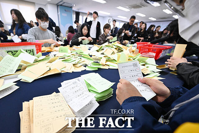 서울특별시선거관리위원회가 제9회 전국동시지방선거를 앞두고 31일 오전 서울 종로구 서울시선관위 대회의실에서 모의 개표 실습을 하고 있다. /서예원 기자