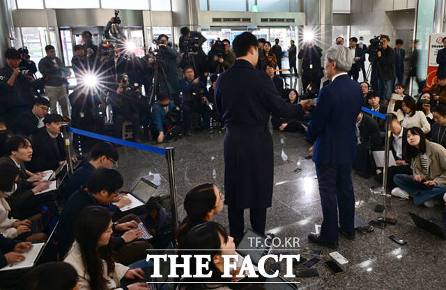 신현송 한국은행 총재 후보자가 31일 오전 서울 중구 한화금융플라자에 마련된 인사청문회 준비 사무실에 들어서며 취재진 질의에 답하고 있다.