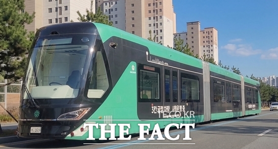 3칸 굴절차량 시운전 모습. /대전교통공사