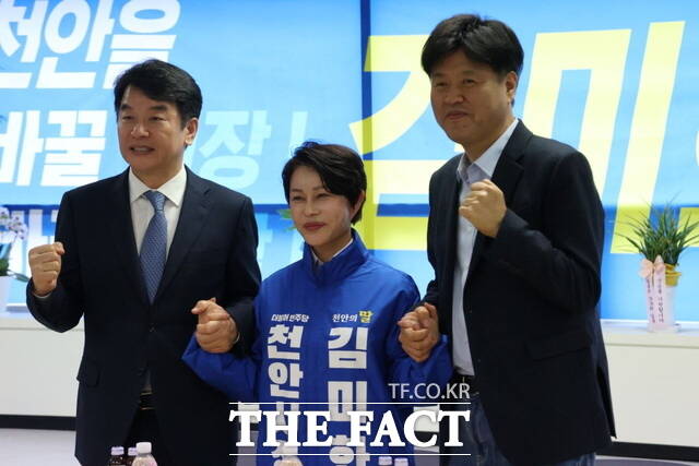 김미화 천안시장 예비후보 선거사무소에 김용 전 부원장과 문진석 의원이 방문해 기념촬영하고 있다. /김미화 예비후보 캠프