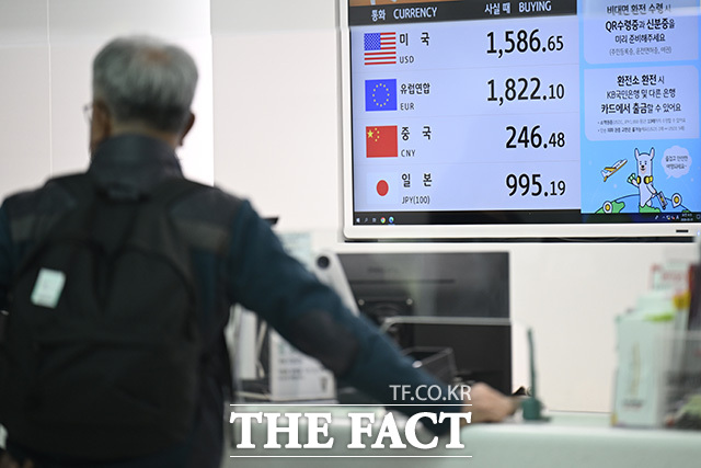 한 관광객이 환전을 하고 있다.