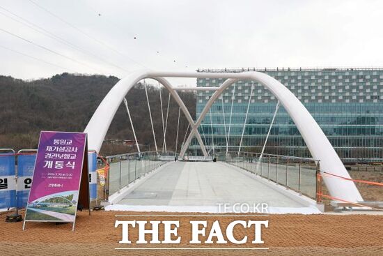 지난 2022년 8월 집중호우로 파손돼 철거된 뒤 경기 고양시가 지난 30일 3년 8개월 만에 재개통을 한 '통일교 경관보행교(가칭)'. /고양시