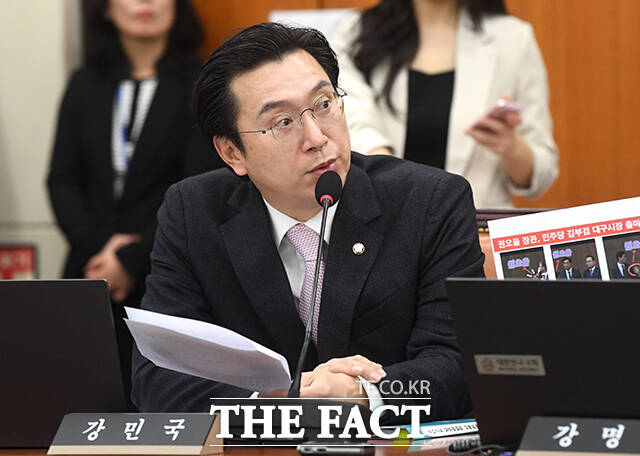 강민국 국회 정무위원회 국민의힘 간사가 31일 오전 서울 여의도 국회에서 열린 정무위원회 전체회의에 참석해 김부겸 전 국무총리의 대구시장 출마 기자회견 참석한 권오을 국가보훈부 장관을 비판하고 있다. /국회=박상민 기자