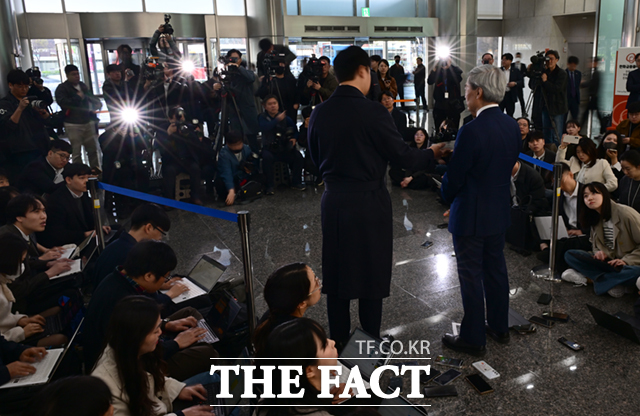 신현송 한국은행 총재 후보자가 31일 오전 서울 중구 한화금융플라자에 마련된 인사청문회 준비 사무실에 들어서며 취재진 질의에 답하고 있다. /이새롬 기자