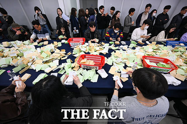 서울특별시선거관리위원회가 제9회 전국동시지방선거를 앞두고 31일 오전 서울 종로구 서울시선관위 대회의실에서 모의 개표 실습을 하고 있다. /서예원 기자