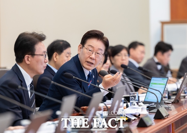 이재명 대통령은 내달 2일 시정연설에 나선다고 청와대가 31일 밝혔다. 이 대통령이 31일 청와대에서 주재한 제13회 국무회의에서 발언하고 있다. /청와대