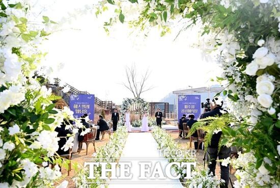 파주시가 운영하는 공공예식장 ‘해스밀래 웨딩’에서 신혼부부가 결혼식을 올리고 있는 모습. /파주시