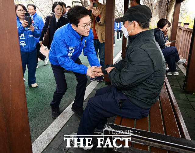 정원오 더불어민주당 서울시장 예비후보가 31일 서울 동대문구 벚꽃길 일대를 찾아 시민들과 기념촬영하고 있다. /이새롬 기자