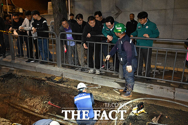 박일하 동작구청장(왼쪽)이 31일 오후 서울 동작구 여의대방로 36길 일대에서 발생한 노후상수도관 파손 사고 현장을 살펴보고 있다. /박헌우 기자