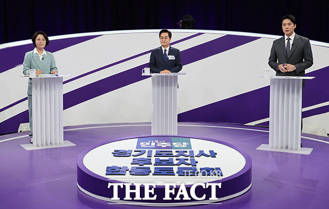 더불어민주당 추미애, 김동연, 한준호 경기도지사 경선후보(왼쪽부터)가 30일 서울 마포구 상암동 MBC 신사옥에서 열린 '더불어민주당 경기도지사 후보자 합동토론회'에서 기념촬영하고 있다. /국회사진기자단
