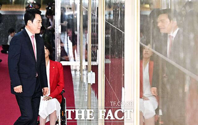 장동혁 국민의힘 대표가 31일 오전 서울 여의도 국회에서 우원식 국회의장과 개헌과 관련 논의를 하기 위해 의장실로 들어서고 있다. /국회=배정한 기자