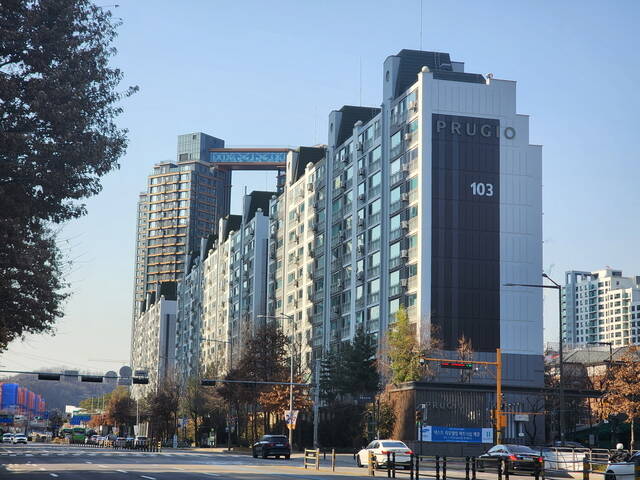 반포푸르지오아파트 리모델링주택조합은 지난 27일 대의원회를 개최하고 삼성물산을 우선협상대상자로 선정했다. 사진은 반포푸르지오아파트. /삼성물산