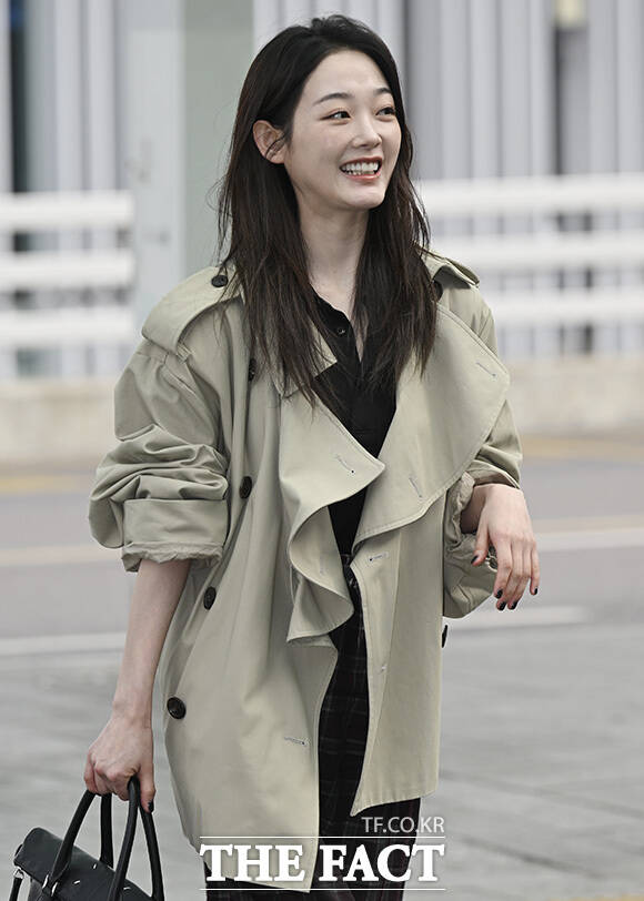 이유미가 팬들에게 인사를 하고 있다.