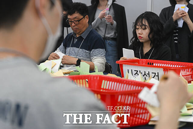 서울특별시선거관리위원회가 제9회 전국동시지방선거를 앞두고 31일 오전 서울 종로구 서울시선관위 대회의실에서 모의 개표 실습을 하고 있다. /서예원 기자