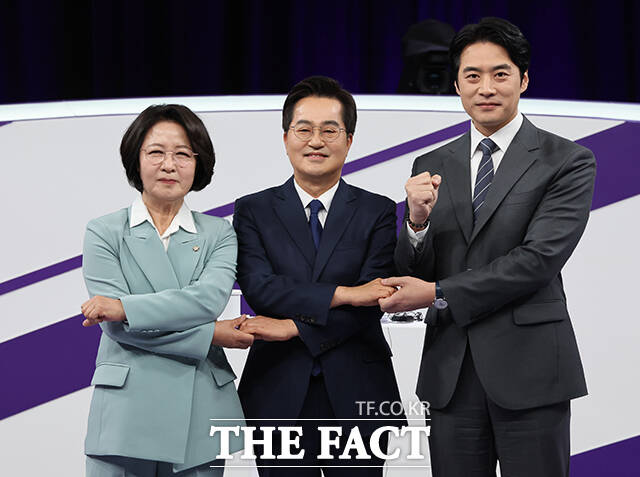 더불어민주당 추미애, 김동연, 한준호 경기도지사 경선후보(왼쪽부터)가 30일 서울 마포구 상암동 MBC 신사옥에서 열린 '더불어민주당 경기도지사 후보자 합동토론회'에서 기념촬영하고 있다. /국회사진기자단