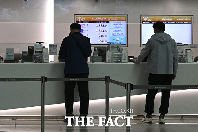 한 관광객이 환전을 하고 있다.