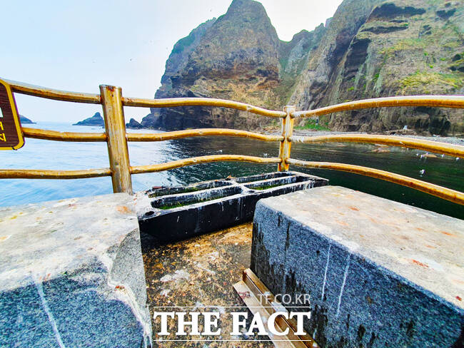 선박 접안지에 부착된 대형 고무가 파도에 휩쓸려 선착장에 올라와 있다. /독자 제공